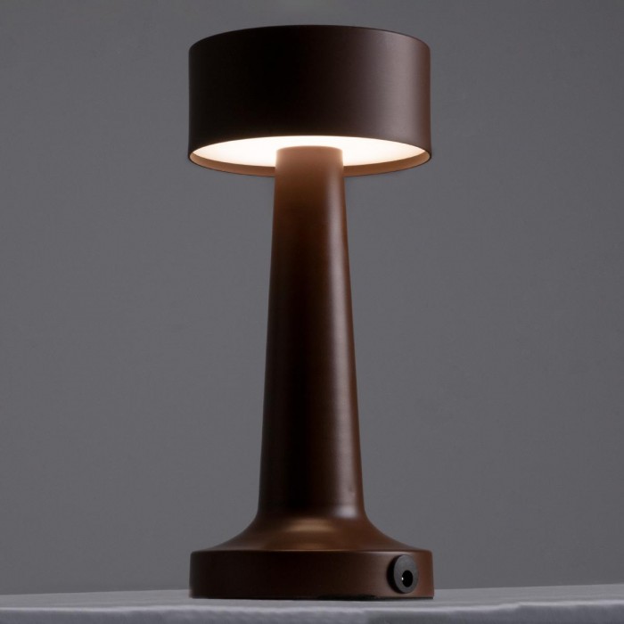 GloboStar® BELLA 76507 Μοντέρνο Επιτραπέζιο Φωτιστικό Πορτατίφ LED 1.5W 105lm 120° DC 5V Επαναφορτιζόμενο με Μπαταρία Li-ion 1800mAh - Διακόπτη Αφής με 3 Εντάσεις Φωτισμού Θερμό Λευκό 2700K Dimmable - Φ9 x 21cm - Σκούρο Καφέ