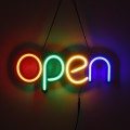 GloboStar® 85856 Φωτιστικό Ταμπέλα Φωτεινή Επιγραφή NEON LED Σήμανσης Animated OPEN 30W AC 230V με Διακόπτη On/Off και Ασύρματο Χειριστήριο IR Κόκκινο - Πράσινο - Κίτρινο - Γαλάζιο