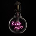 GLOBOSTAR® KISS ME 99256 Λάμπα E27 G125 LED 4W 340lm 360° AC 220-240V IP20 Ροζ Dimmable - Filament Chip - Διάφανο - Μ12.5 x Π12.5 x Υ18cm - 3 Χρόνια Εγγύηση